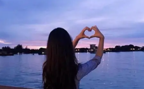 心情失落的说说：想就这样陪着你，爱情无望就让友情来替我圆谎