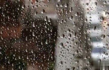 关于下雨天的伤感说说 本来讨厌下雨的天空，直到听到你说你爱我。2