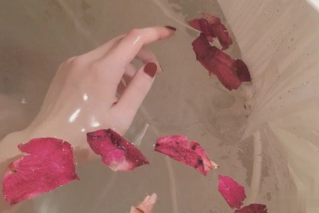 致自己的说说伤感句子短语:喝一杯清茶,再爱也不碰烈酒