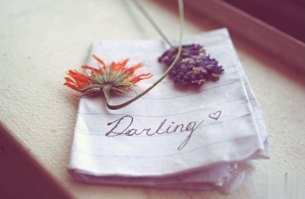 很文艺的伤感说说2021最新版：喜欢谈论你的，往往是那些不了解你的人