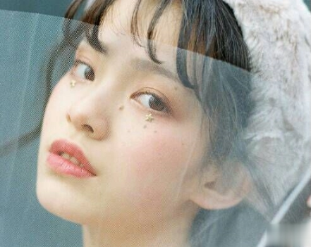 有些伤感的孤独说说 我被困在我们之间的过往中无法醒来2